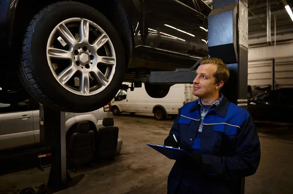 Auto Mekaniker Tekniker Uniform Gör Checklistan Klippbordet För Reparation Bilen — Stockfoto