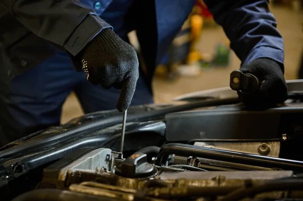 Close Auto Mãos Mecânicas Com Chave Reparação Carro Garagem Uma — Fotografia de Stock