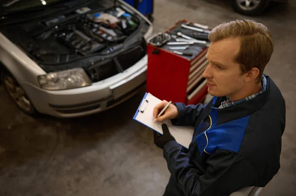 Bovenaanzicht Van Kaukasische Monteur Schrijven Checklists Klembord Het Inspecteren Van — Stockfoto