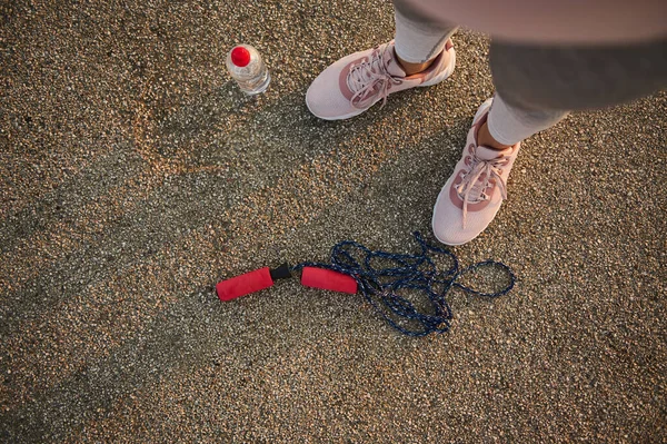 Overhead Visning Kvindelige Atlet Ben Iført Lyserøde Sneakers Stående Asfalt - Stock-foto