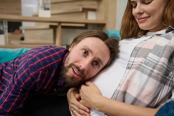 Heerlijk Schattig Koppel Jonge Aanstaande Vader Die Zachtjes Leunt Buik — Stockfoto