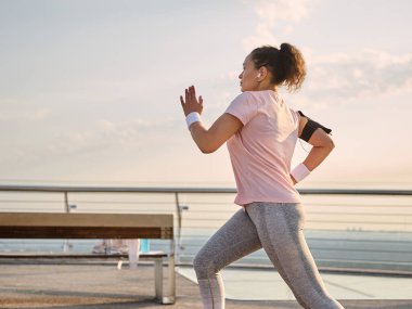 Sabahın erken saatlerinde koşu yaparken orta yaşlı bir sporcu. Spor, spor ve kilo kaybı konsepti