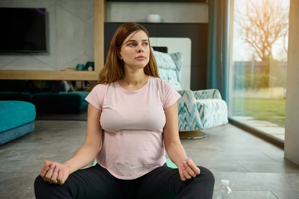 Serene Aktív Terhes Csinos Lótuszon Pózol Meditál Terhesség Jóga Meditációs — Stock Fotó
