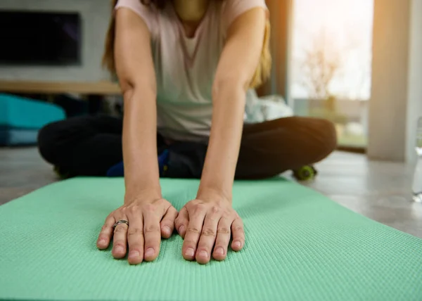 Närbild Händerna Gravid Kvinna Som Sitter Yogamatta Och Sträcker Sin — Stockfoto