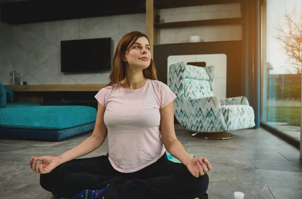 Nyugodt Terhes Lótuszpozícióban Fitneszszőnyegen Otthon Meditál Jóga Terhesség Fogalma — Stock Fotó