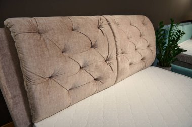 Mobilya mağazasındaki bir yatağın kırpılmış görüntüsü.