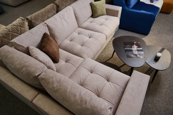 Vista Ángulo Alto Moderno Confortable Sofá Tapizado Con Almohadas Una — Foto de Stock