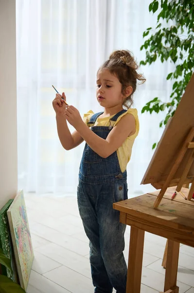 Adorável Pintor Europeu Menina Pequeno Artista Camiseta Amarela Ganga Azul — Fotografia de Stock