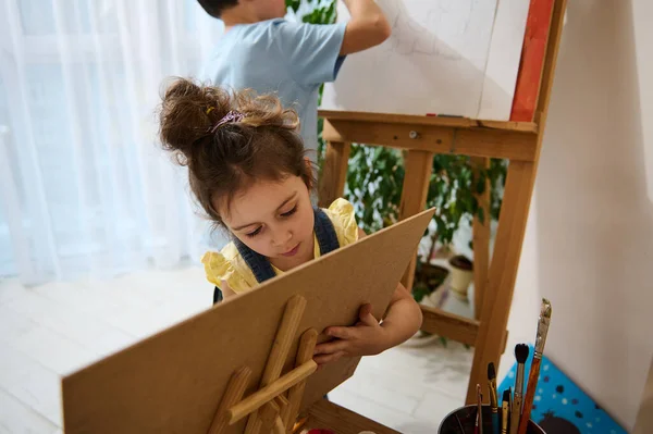Мистецький Клас Привабливі Кавказькі Діти Малюють Полотні Аквареллю Олійними Фарбами — стокове фото