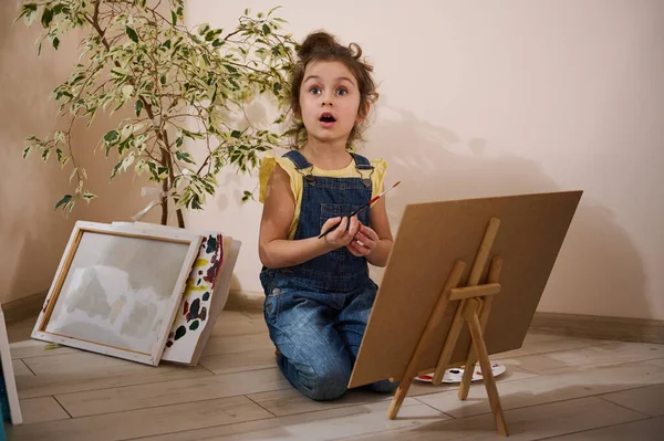 Menina Adorável Camiseta Amarela Ganga Azul Segurando Pincel Pintura Tela — Fotografia de Stock