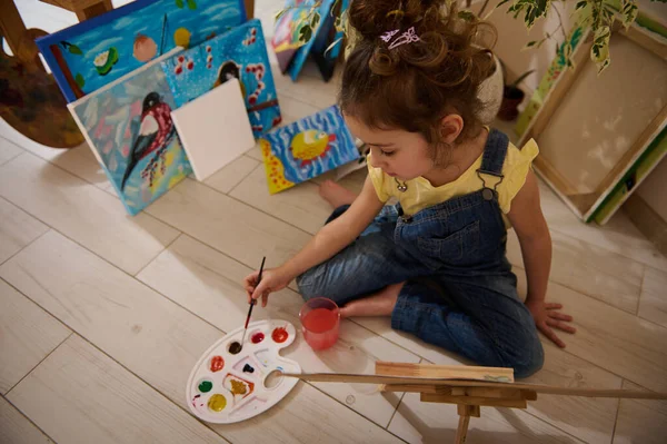 Vista Alto Ângulo Desenho Adorável Menina Pintura Tela Sentado Chão — Fotografia de Stock