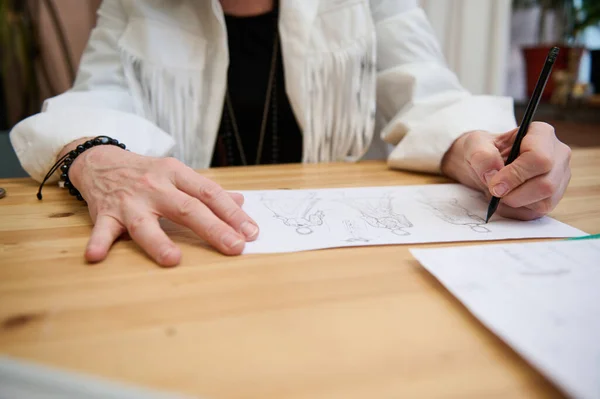 Concentre Mão Designer Moda Segurando Lápis Desenhando Esboços Para Roupas — Fotografia de Stock