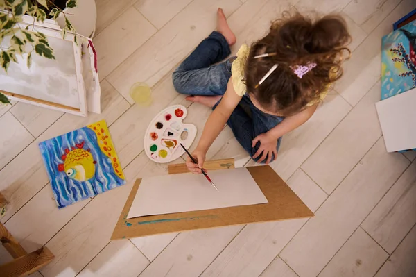 Над Головою Постає Мила Європейська Дівчинка Яка Полюбляє Малювати Сидячи — стокове фото