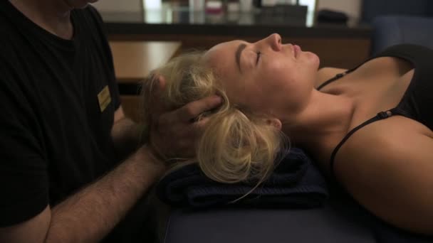 Close Fisioterapeuta Massagista Massageando Cabeça Uma Bela Mulher Encantadora Spa — Vídeo de Stock