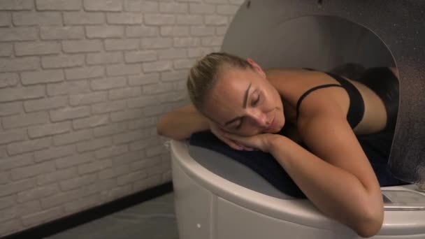 中世の美しい白人女性が浴槽でリラックスし スパセンターで現代のスパ カプセルで治療用の抗ストレス ハイドロマッサージと水療法を受けています ボディケアと衛生の概念 — ストック動画