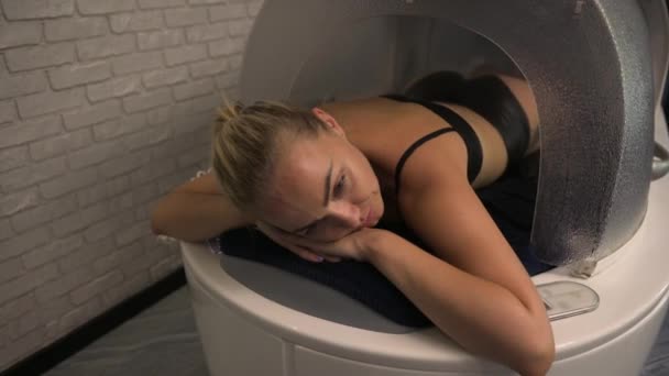 アンチエイジング 若返り 抗セルライト ハイドロマッサージ ビブロマッサージを受けた美しい中年のブロンドの女性は スパカプセルの浴槽で治療します ボディケア 衛生の概念 — ストック動画