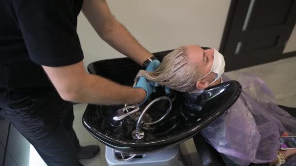Woman Medical Mask Client Beauty Salon Receives Professional Hair Care — Stock Video