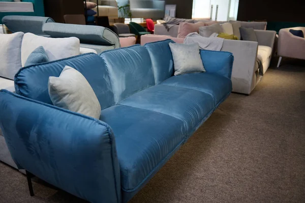 Hermoso Sofá Minimalista Elegante Terciopelo Azul Con Cojines Color Gris — Foto de Stock