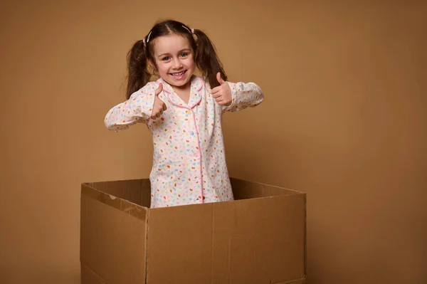 Adorable Niña Caucásica Niño Alegre Con Dos Colas Caballo Mostrando — Foto de Stock