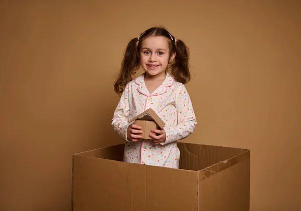 Malá Evropská Dívka Rozkošné Dítě Pyžamu Drží Řemeslný Karton Dům — Stock fotografie