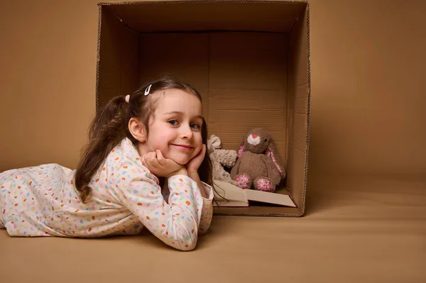 Krásná Kavkazská Holčička Roztomilé Dítě Ležící Béžovém Pozadí Kopií Reklamního — Stock fotografie