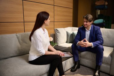 Ev için yeni bir kanepe aramak için döşenmiş mobilya dükkanını ziyaret eden sevimli bir çift. Satış asistanı, iç mimar alıcıyla güzelce konuşur, apartman tasarımının karmaşıklığını tartışır.