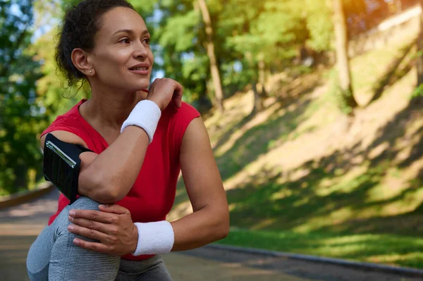 Close Portrait Beautiful Hispanic Woman Athlete Sportswear Relaxing Jog City — ストック写真