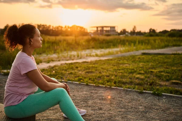 Beautiful Curly Haired Brunette Athlete Sportswear Enjoying View Beautiful Sunset — Stock Fotó