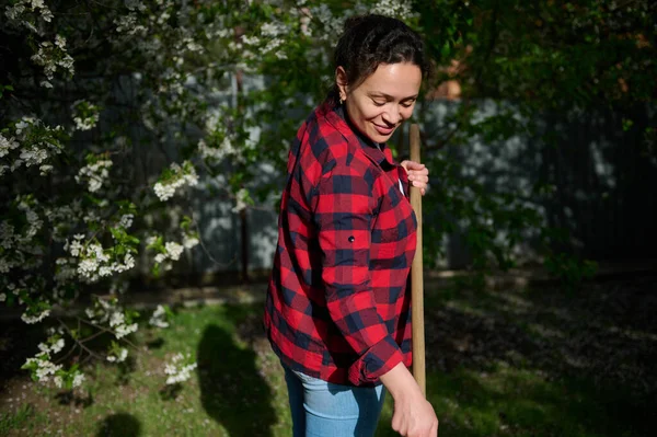 Hoş orta yaşlı kadın bahçıvan, bahçede çalışan hoş ev hanımı.