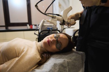 Güzeller güzeli Avrupalı kadınlar sağlık merkezlerinde lazer cilt yenileme prosedürü uygulanıyor.