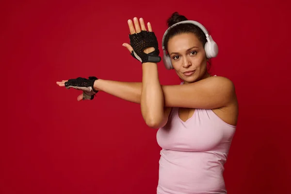 Mujer Multiétnica Activa Mediana Edad Con Confianza Ropa Deportiva Auriculares —  Fotos de Stock