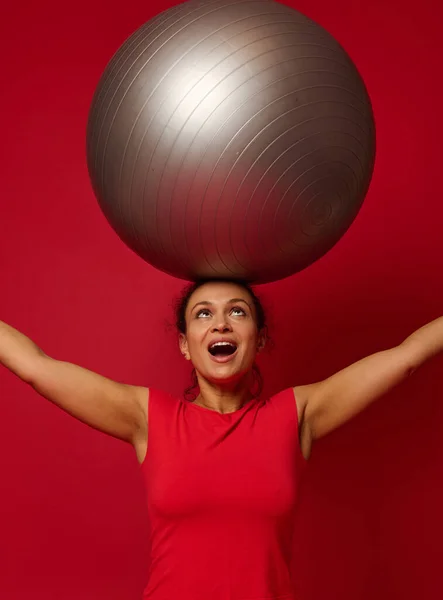 Portrait Fitness Happy Hispanic Fit Woman Standing Holding Fit Ball — Stockfoto