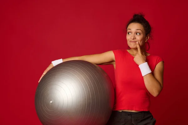 Krásná Zamyšlená Multietnická Sportovkyně Sportovkyně Středního Věku Která Drží Fit — Stock fotografie