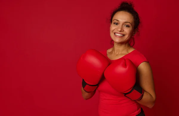 Boxer Feminino Sorridente Mulher Bonita Vestindo Luvas Boxe Vermelho Sorri — Fotografia de Stock
