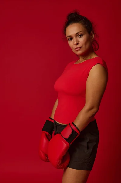 Mulher Desportiva Multi Étnica Meia Idade Encantadora Luvas Boxe Vermelho — Fotografia de Stock