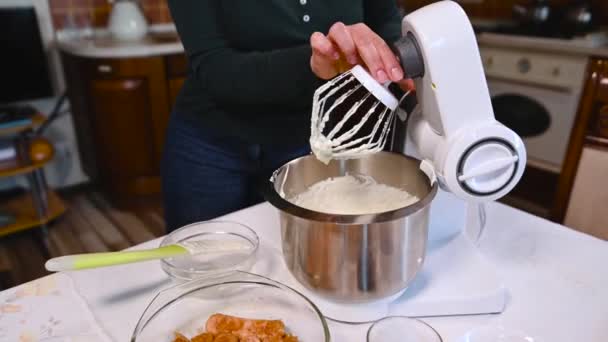 Widok Przycięty Cukiernik Kobieta Pomocą Elektrycznego Przetwórcy Żywności Gotowanie Słodkiej — Wideo stockowe