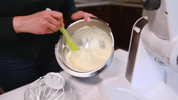 Primo Piano Pasticceria Chef Femminile Con Spatola Silicone Che Mescola — Video Stock