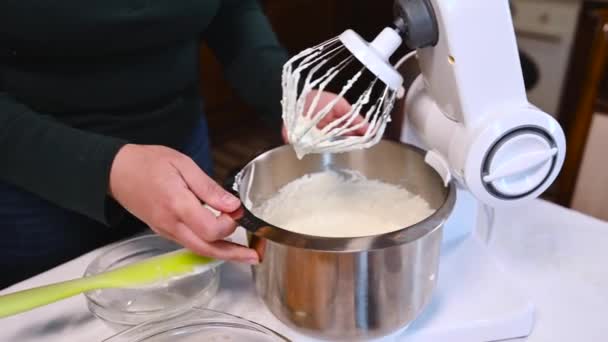 无法辨认的女厨师在家里的厨房里用电动食品加工机为传统的意大利甜点Tiramisu准备奶油 自制糖果和烘焙制品 — 图库视频影像