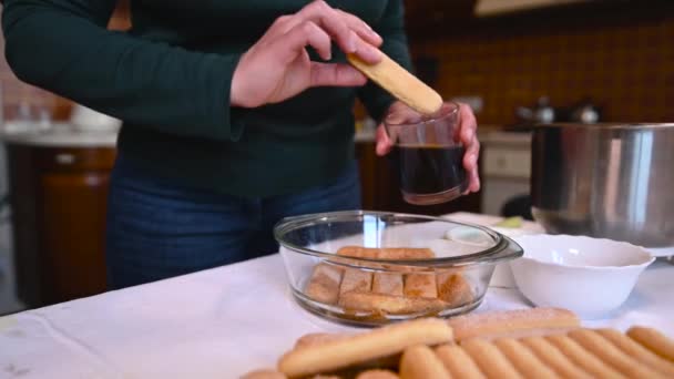 Nierozpoznawalna Kobieta Cukiernik Zanurza Ciasteczka Ladyfinger Szklance Mocnej Słodkiej Kawy — Wideo stockowe