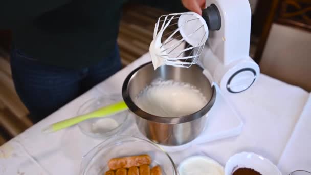 Konzentrieren Sie Sich Auf Den Schneebesen Einer Küchenmaschine Mit Einer — Stockvideo