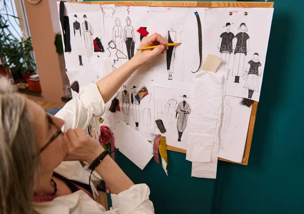 Mujer Europea Madura Diseñadora Moda Dibujando Ropa Pared Con Dibujos — Foto de Stock