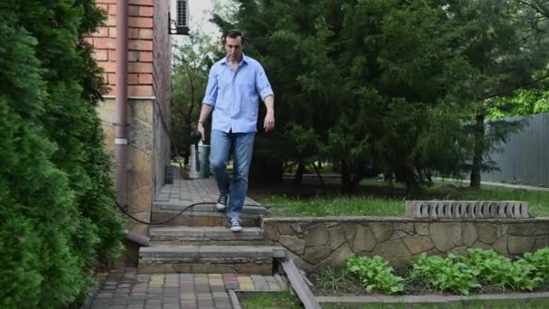 Beau Jardinier Caucasien Âge Moyen Avec Arrosoir Dans Jardin Biologique — Video