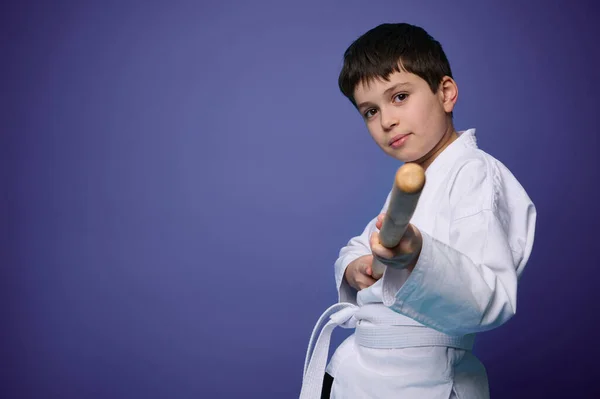 Orientalische Kampfkunst Aikido Ringer Weißen Kimono Mit Hölzernen Waffen Bokken — Stockfoto