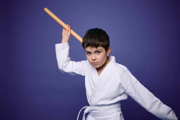 Confiado Encantador Luchador Europeo Aikido Posa Con Arma Madera Durante —  Fotos de Stock