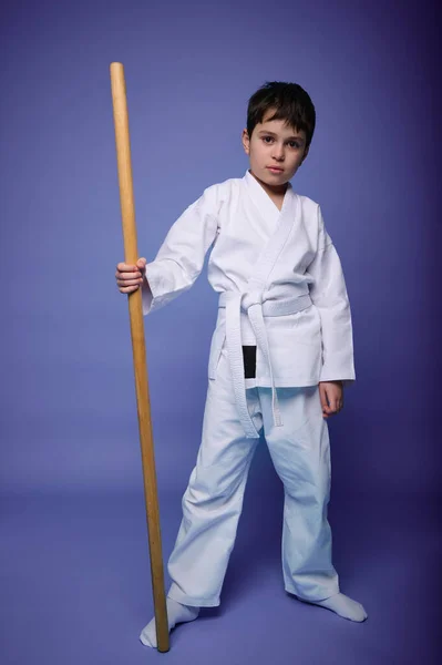 Aprendiendo Aikido Concepto Artes Marciales Orientales Niño Lindo Caucásico Kimono —  Fotos de Stock