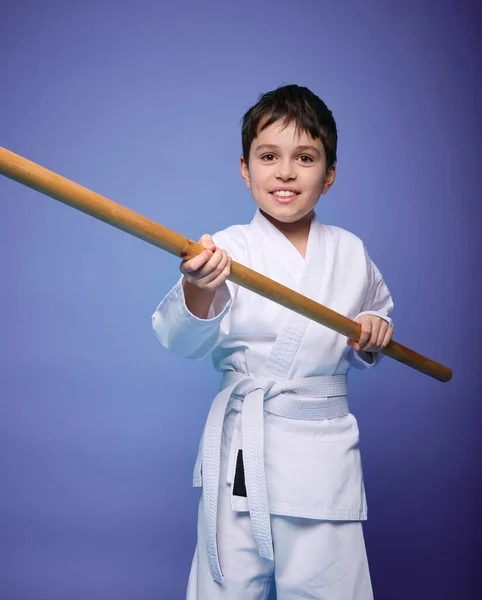 Niño Concentrado Fuerte Seguro Luchador Aikido Kimono Está Parado Con —  Fotos de Stock