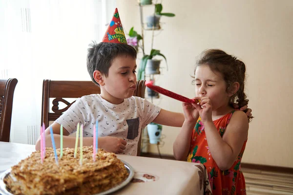 Encantadoras Crianças Caucasianas Adoráveis Menino Menina Irmão Irmã Celebrando Festa — Fotografia de Stock