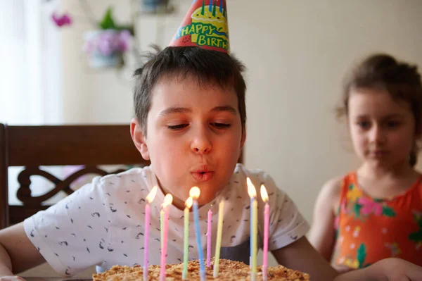 Menino Caucasiano Adorável Soprando Velas Seu Bolo Aniversário Comemorando Seu — Fotografia de Stock