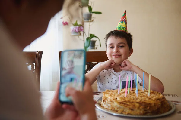 Allegro Adorabile Bel Ragazzo Caucasico Adolescente Siede Tavola Con Torta — Foto Stock