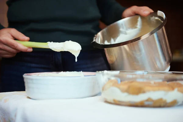 Primer Plano Detalles Las Manos Una Pastelera Cocinera Que Prepara —  Fotos de Stock
